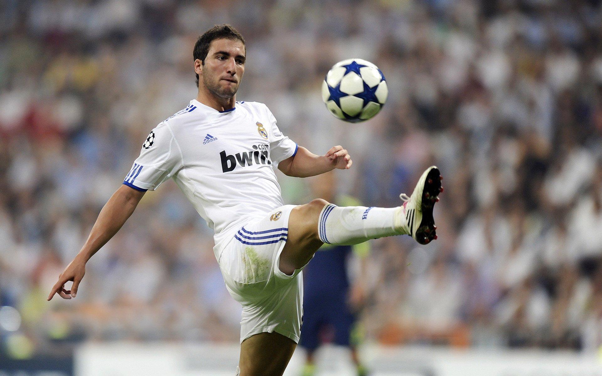 欧冠本轮最佳阵容出炉,诺伊尔一夫当关,福登闪耀,奥斯梅恩梅里诺领衔锋霸群雄